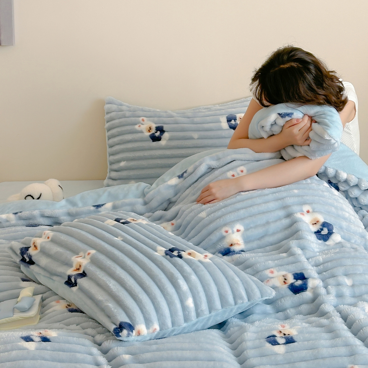 91家纺网 家纺一手货源 找家纺 RYB红黄兰 2025新款设计师原创A版抽条兔兔绒B版牛奶绒印花四件套 蓝色兔兔