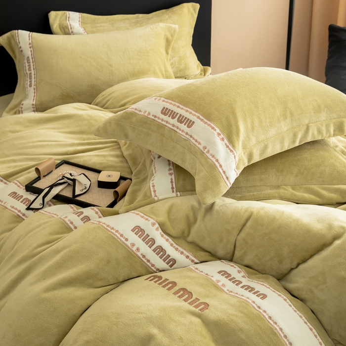 91家纺网 家纺一手货源 找家纺 懒猫家纺 2025新款刺绣贴布绣牛奶绒四件套-珍妮 珍妮-艾黄绿