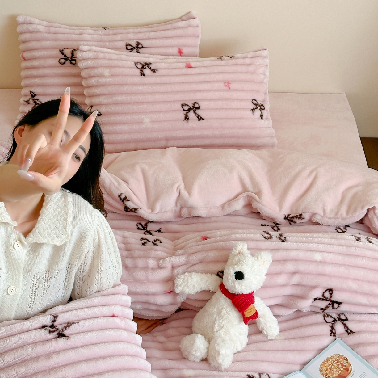 91家纺网 家纺一手货源 找家纺 RYB红黄兰 2025新款设计师原创A版抽条兔兔绒B版牛奶绒印花四件套 星星蝴蝶结