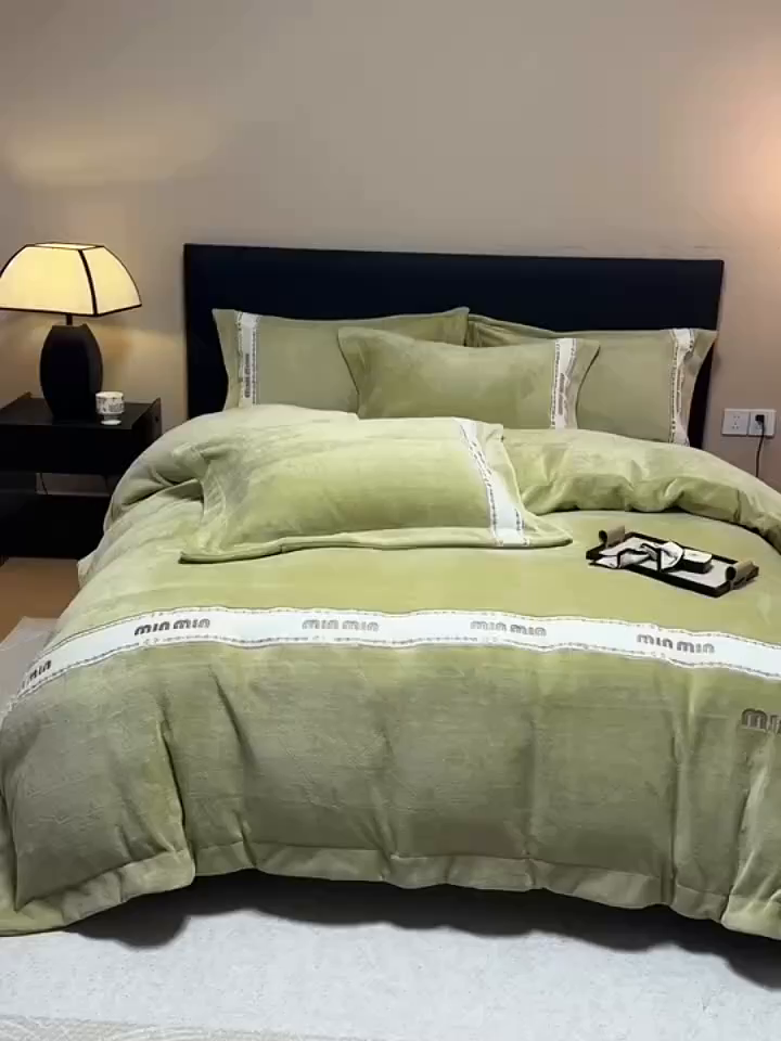 91家纺网 家纺一手货源 找家纺 懒猫家纺 2025新款刺绣贴布绣牛奶绒四件套-珍妮 珍妮-艾黄绿