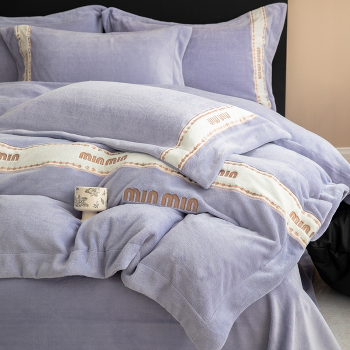 91家纺网 家纺一手货源 找家纺 懒猫家纺 2025新款刺绣贴布绣牛奶绒四件套-珍妮 珍妮-巴黎紫