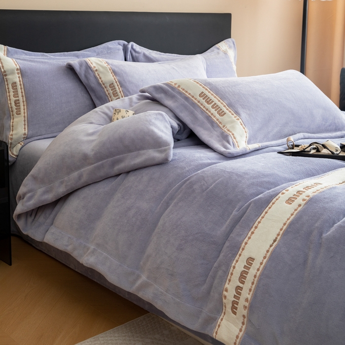 91家纺网 家纺一手货源 找家纺 懒猫家纺 2025新款刺绣贴布绣牛奶绒四件套-珍妮 珍妮-巴黎紫