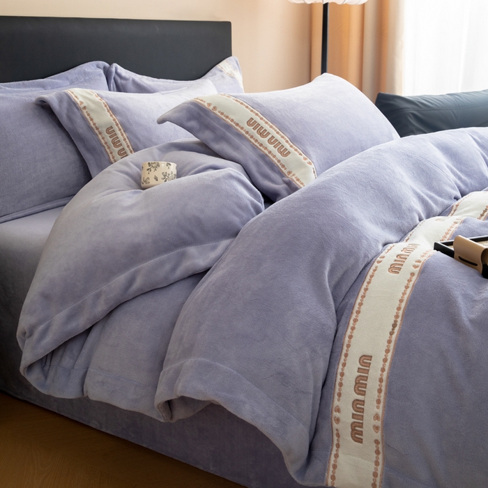 91家纺网 家纺一手货源 找家纺 懒猫家纺 2025新款刺绣贴布绣牛奶绒四件套-珍妮 珍妮-巴黎紫