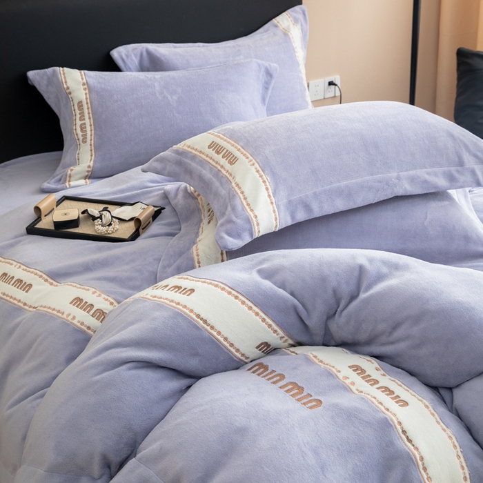 91家纺网 家纺一手货源 找家纺 懒猫家纺 2025新款刺绣贴布绣牛奶绒四件套-珍妮 珍妮-巴黎紫