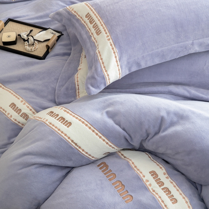 91家纺网 家纺一手货源 找家纺 懒猫家纺 2025新款刺绣贴布绣牛奶绒四件套-珍妮 珍妮-巴黎紫