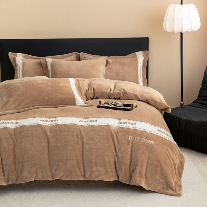 91家纺网 家纺一手货源 找家纺 懒猫家纺 2025新款刺绣贴布绣牛奶绒四件套-珍妮 珍妮-焦糖棕