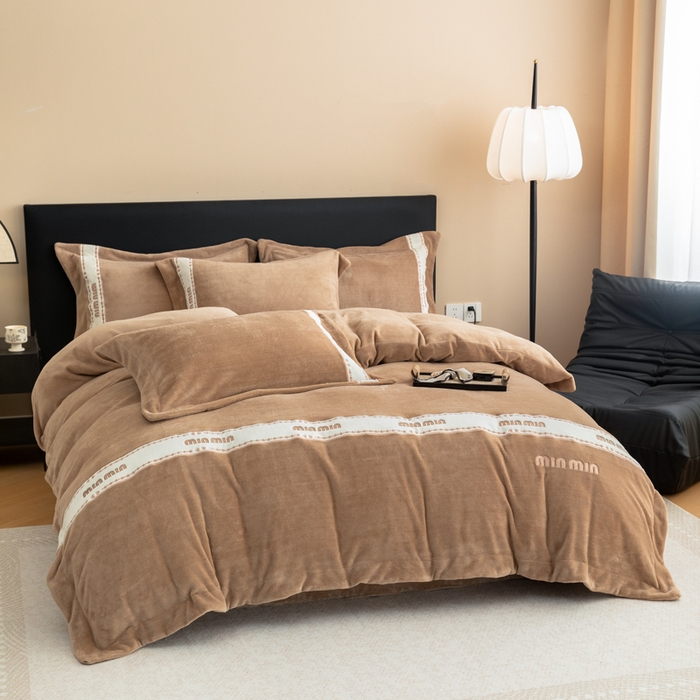 91家纺网 家纺一手货源 找家纺 懒猫家纺 2025新款刺绣贴布绣牛奶绒四件套-珍妮 珍妮-焦糖棕