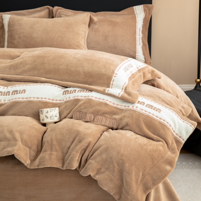 91家纺网 家纺一手货源 找家纺 懒猫家纺 2025新款刺绣贴布绣牛奶绒四件套-珍妮 珍妮-焦糖棕