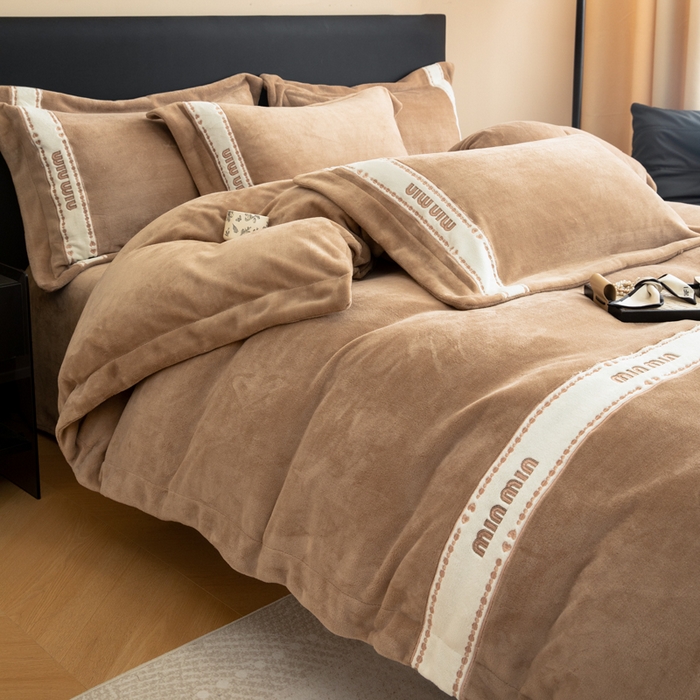 91家纺网 家纺一手货源 找家纺 懒猫家纺 2025新款刺绣贴布绣牛奶绒四件套-珍妮 珍妮-焦糖棕