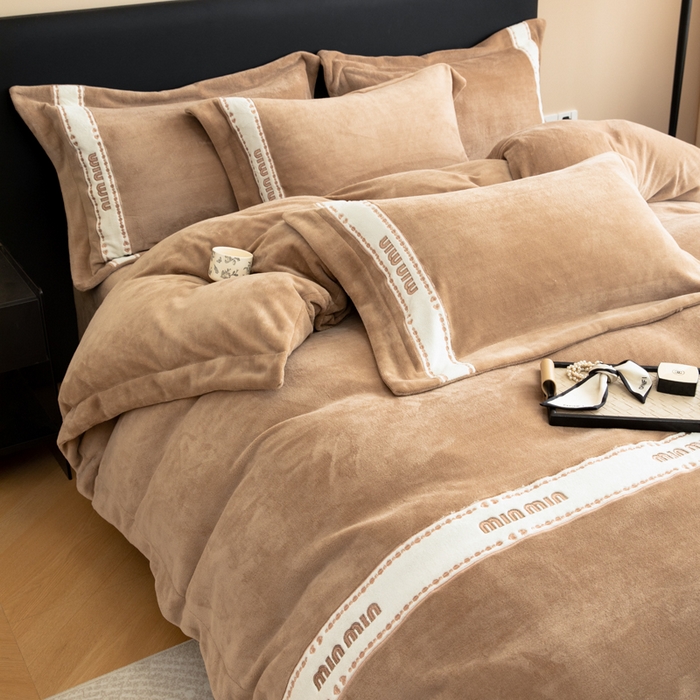 91家纺网 家纺一手货源 找家纺 懒猫家纺 2025新款刺绣贴布绣牛奶绒四件套-珍妮 珍妮-焦糖棕