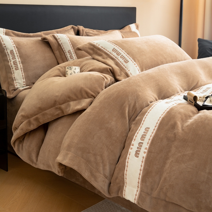 91家纺网 家纺一手货源 找家纺 懒猫家纺 2025新款刺绣贴布绣牛奶绒四件套-珍妮 珍妮-焦糖棕