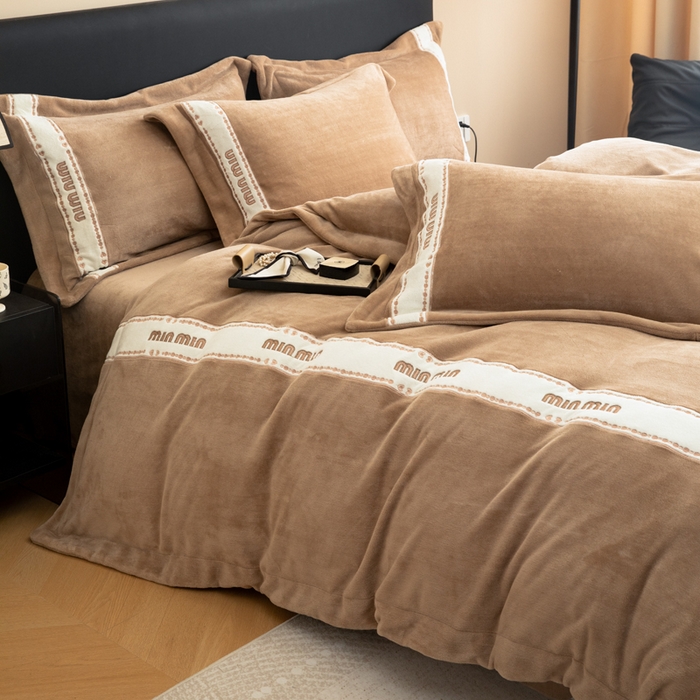 91家纺网 家纺一手货源 找家纺 懒猫家纺 2025新款刺绣贴布绣牛奶绒四件套-珍妮 珍妮-焦糖棕