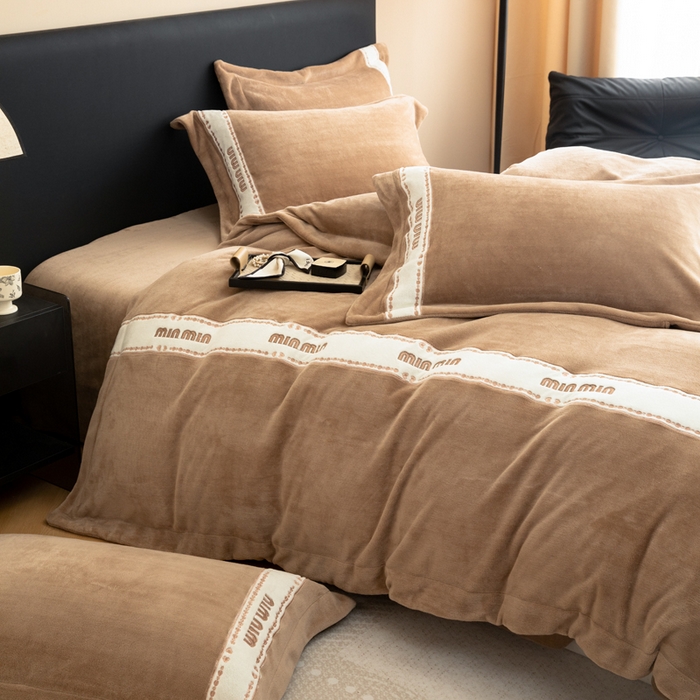 91家纺网 家纺一手货源 找家纺 懒猫家纺 2025新款刺绣贴布绣牛奶绒四件套-珍妮 珍妮-焦糖棕