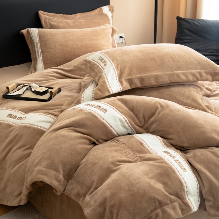 91家纺网 家纺一手货源 找家纺 懒猫家纺 2025新款刺绣贴布绣牛奶绒四件套-珍妮 珍妮-焦糖棕