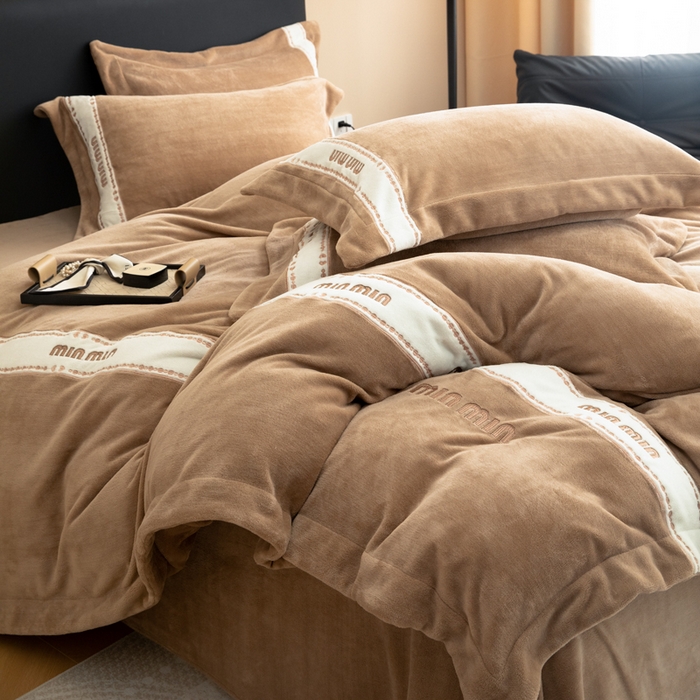 91家纺网 家纺一手货源 找家纺 懒猫家纺 2025新款刺绣贴布绣牛奶绒四件套-珍妮 珍妮-焦糖棕