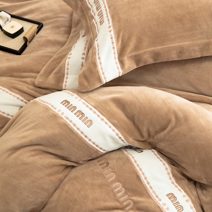 91家纺网 家纺一手货源 找家纺 懒猫家纺 2025新款刺绣贴布绣牛奶绒四件套-珍妮 珍妮-焦糖棕