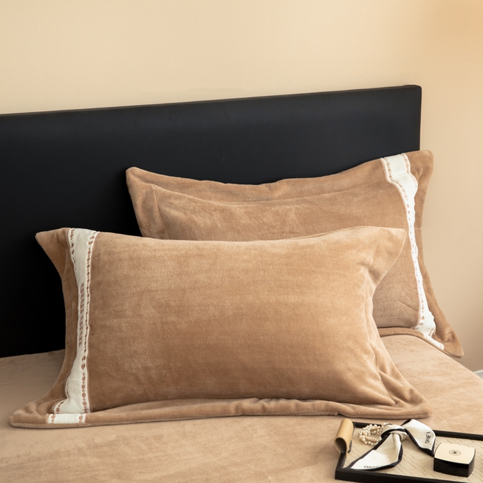 91家纺网 家纺一手货源 找家纺 懒猫家纺 2025新款刺绣贴布绣牛奶绒四件套-珍妮 珍妮-焦糖棕