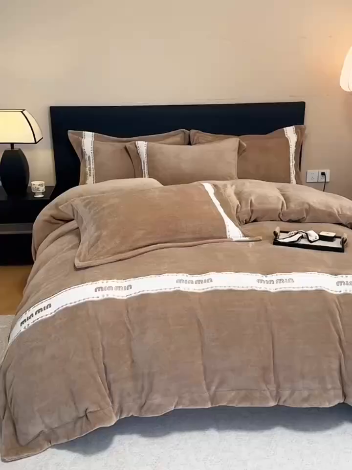 91家纺网 家纺一手货源 找家纺 懒猫家纺 2025新款刺绣贴布绣牛奶绒四件套-珍妮 珍妮-焦糖棕