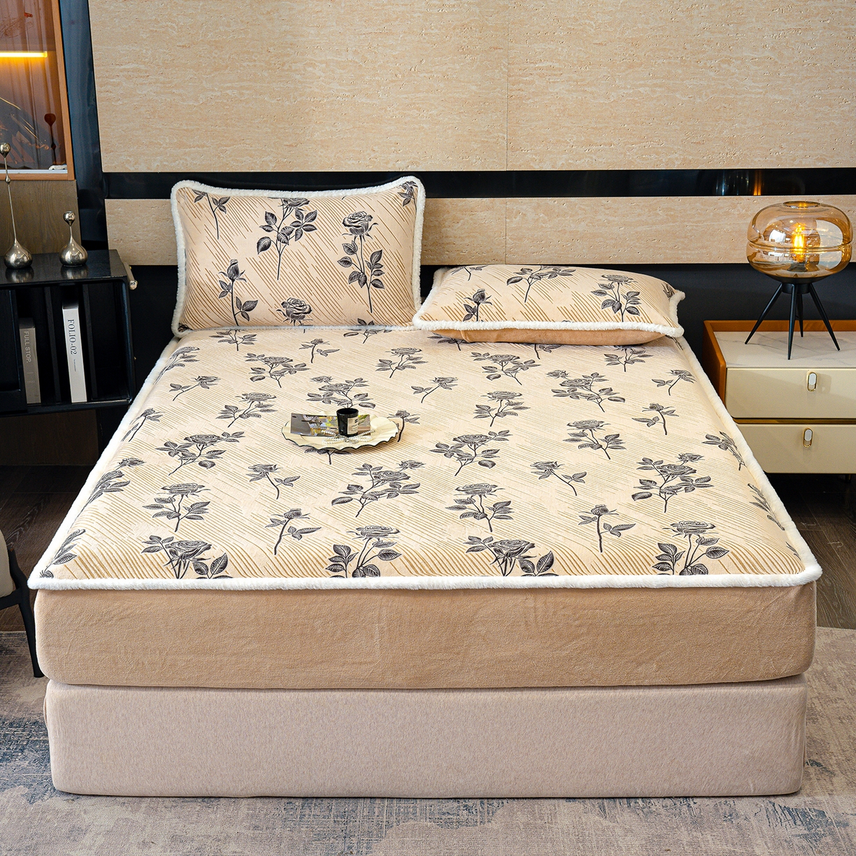 91家纺网 家纺一手货源 找家纺 （总）鹿辉家居（原吉欧力） 2025新款牛奶绒雕花兔毛绒包边床笠