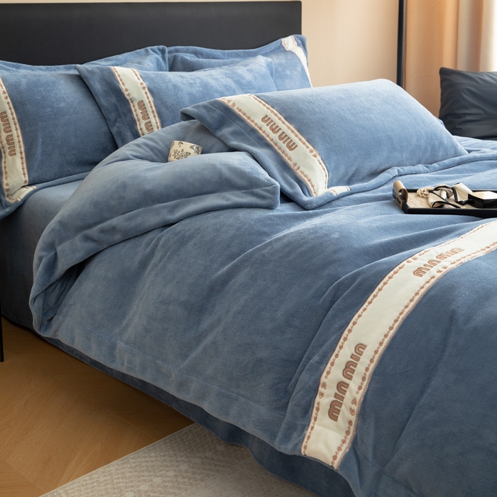 91家纺网 家纺一手货源 找家纺 懒猫家纺 2025新款刺绣贴布绣牛奶绒四件套-珍妮 珍妮-莫奈蓝