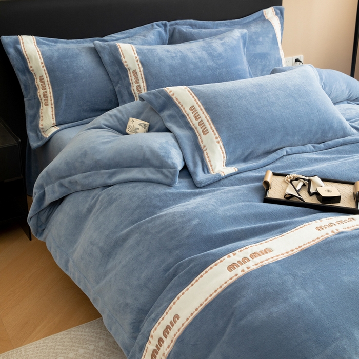 91家纺网 家纺一手货源 找家纺 懒猫家纺 2025新款刺绣贴布绣牛奶绒四件套-珍妮 珍妮-莫奈蓝