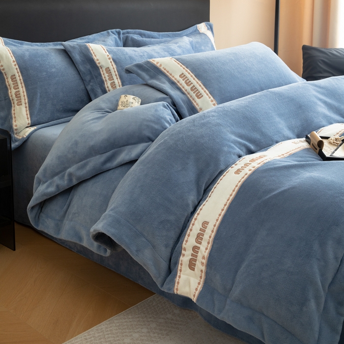 91家纺网 家纺一手货源 找家纺 懒猫家纺 2025新款刺绣贴布绣牛奶绒四件套-珍妮 珍妮-莫奈蓝