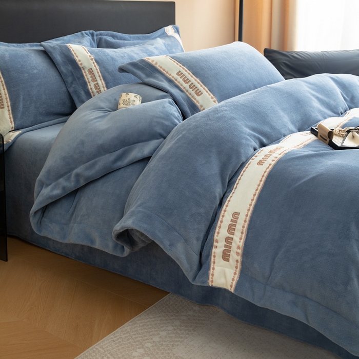 91家纺网 家纺一手货源 找家纺 懒猫家纺 2025新款刺绣贴布绣牛奶绒四件套-珍妮 珍妮-莫奈蓝