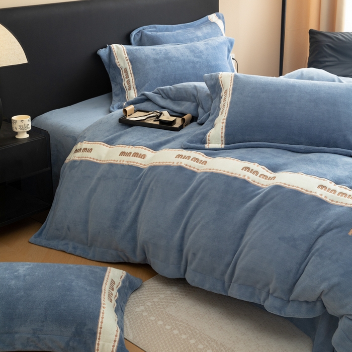 91家纺网 家纺一手货源 找家纺 懒猫家纺 2025新款刺绣贴布绣牛奶绒四件套-珍妮 珍妮-莫奈蓝