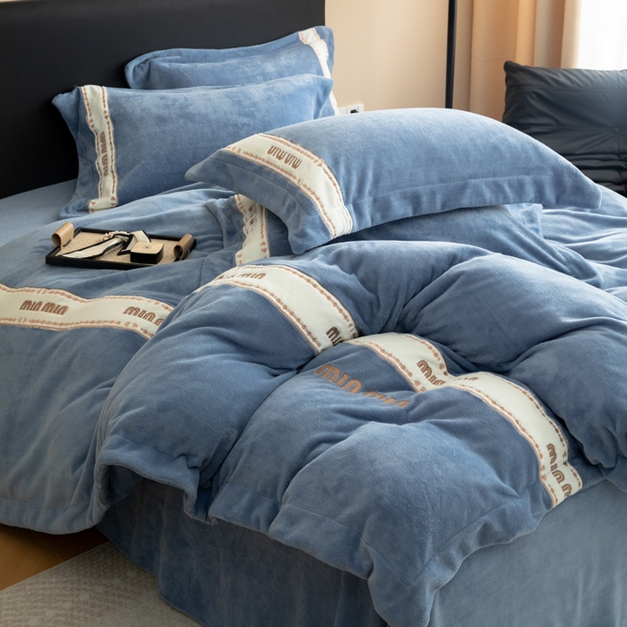 91家纺网 家纺一手货源 找家纺 懒猫家纺 2025新款刺绣贴布绣牛奶绒四件套-珍妮 珍妮-莫奈蓝