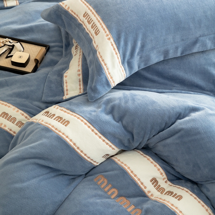 91家纺网 家纺一手货源 找家纺 懒猫家纺 2025新款刺绣贴布绣牛奶绒四件套-珍妮 珍妮-莫奈蓝