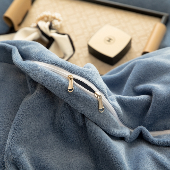 91家纺网 家纺一手货源 找家纺 懒猫家纺 2025新款刺绣贴布绣牛奶绒四件套-珍妮 珍妮-莫奈蓝