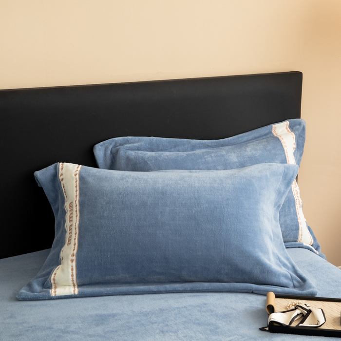 91家纺网 家纺一手货源 找家纺 懒猫家纺 2025新款刺绣贴布绣牛奶绒四件套-珍妮 珍妮-莫奈蓝