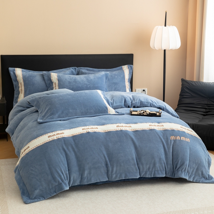 91家纺网 家纺一手货源 找家纺 懒猫家纺 2025新款刺绣贴布绣牛奶绒四件套-珍妮 珍妮-莫奈蓝