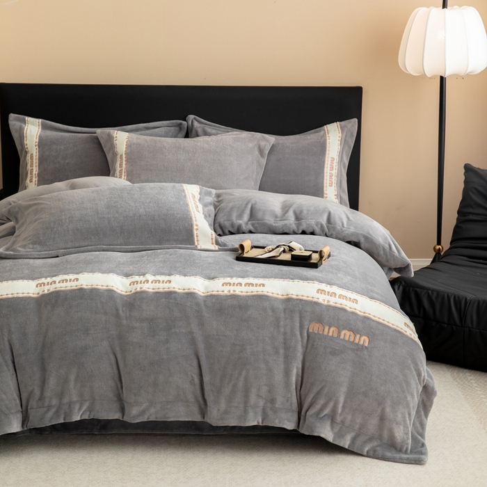 91家纺网 家纺一手货源 找家纺 懒猫家纺 2025新款刺绣贴布绣牛奶绒四件套-珍妮 珍妮-森屿灰