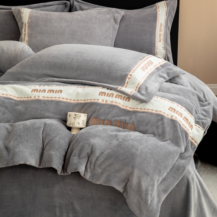 91家纺网 家纺一手货源 找家纺 懒猫家纺 2025新款刺绣贴布绣牛奶绒四件套-珍妮 珍妮-森屿灰