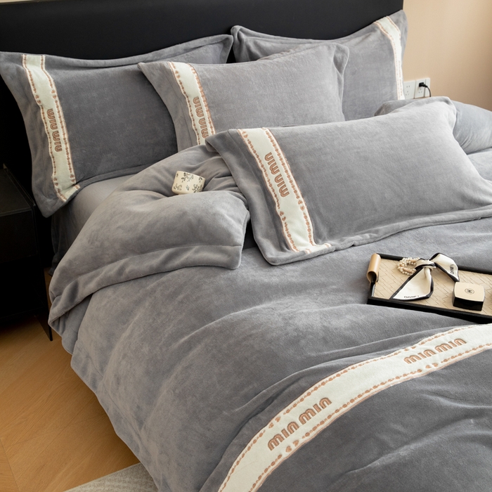 91家纺网 家纺一手货源 找家纺 懒猫家纺 2025新款刺绣贴布绣牛奶绒四件套-珍妮 珍妮-森屿灰