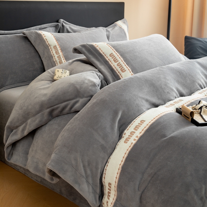 91家纺网 家纺一手货源 找家纺 懒猫家纺 2025新款刺绣贴布绣牛奶绒四件套-珍妮 珍妮-森屿灰