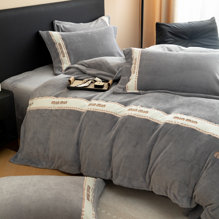 91家纺网 家纺一手货源 找家纺 懒猫家纺 2025新款刺绣贴布绣牛奶绒四件套-珍妮 珍妮-森屿灰