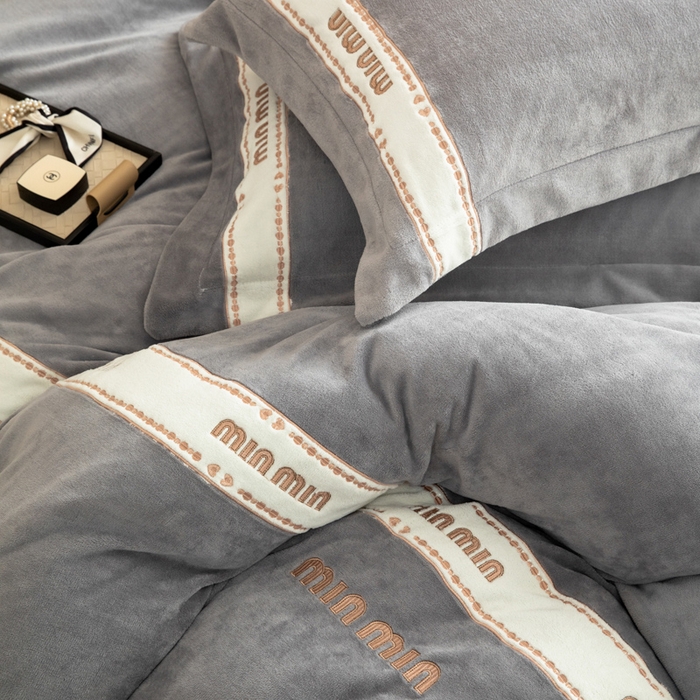 91家纺网 家纺一手货源 找家纺 懒猫家纺 2025新款刺绣贴布绣牛奶绒四件套-珍妮 珍妮-森屿灰