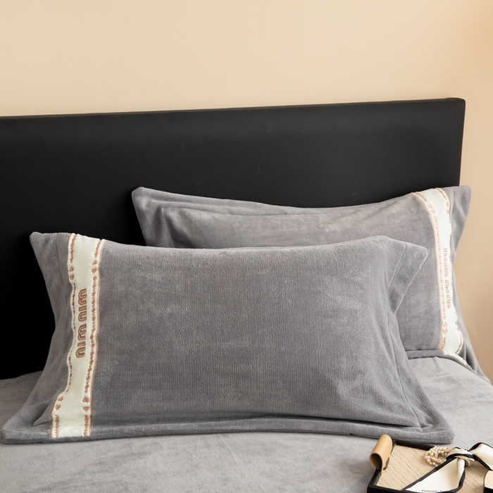 91家纺网 家纺一手货源 找家纺 懒猫家纺 2025新款刺绣贴布绣牛奶绒四件套-珍妮 珍妮-森屿灰