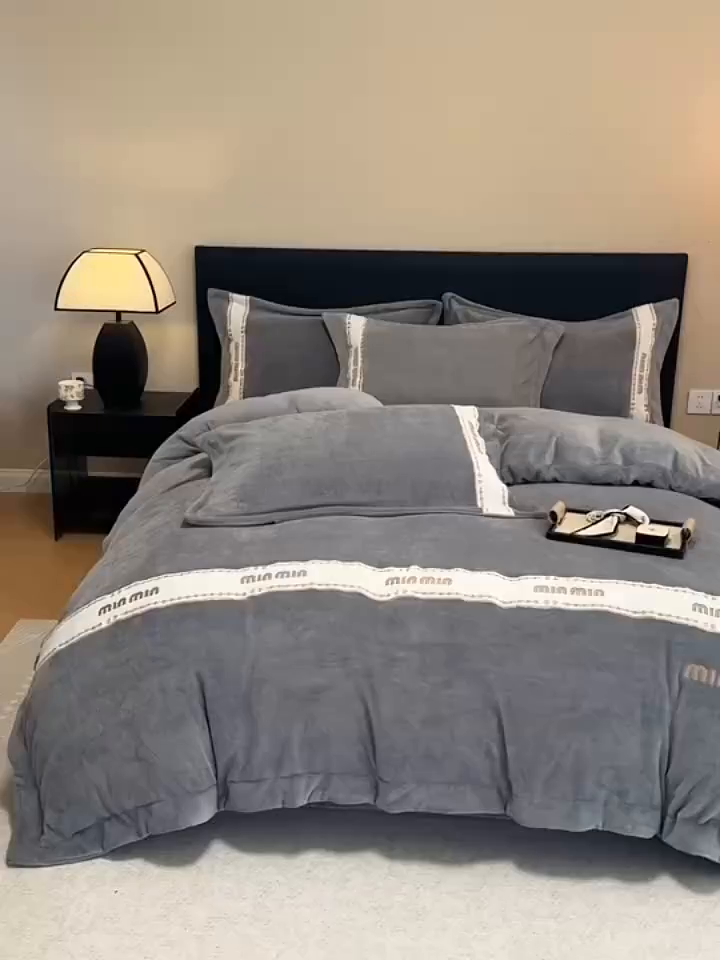 91家纺网 家纺一手货源 找家纺 懒猫家纺 2025新款刺绣贴布绣牛奶绒四件套-珍妮 珍妮-森屿灰