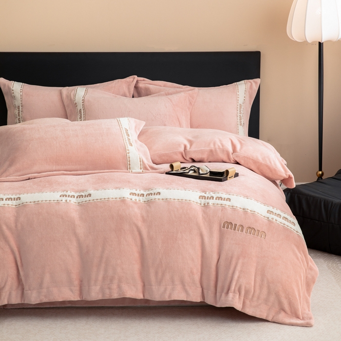 91家纺网 家纺一手货源 找家纺 懒猫家纺 2025新款刺绣贴布绣牛奶绒四件套-珍妮 珍妮-苏桃粉