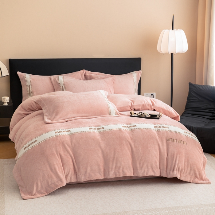 91家纺网 家纺一手货源 找家纺 懒猫家纺 2025新款刺绣贴布绣牛奶绒四件套-珍妮 珍妮-苏桃粉