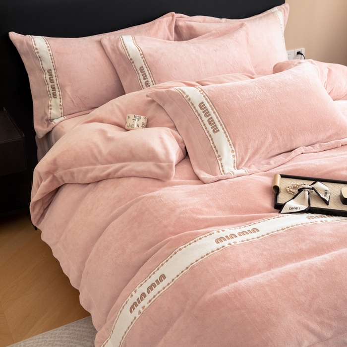 91家纺网 家纺一手货源 找家纺 懒猫家纺 2025新款刺绣贴布绣牛奶绒四件套-珍妮 珍妮-苏桃粉