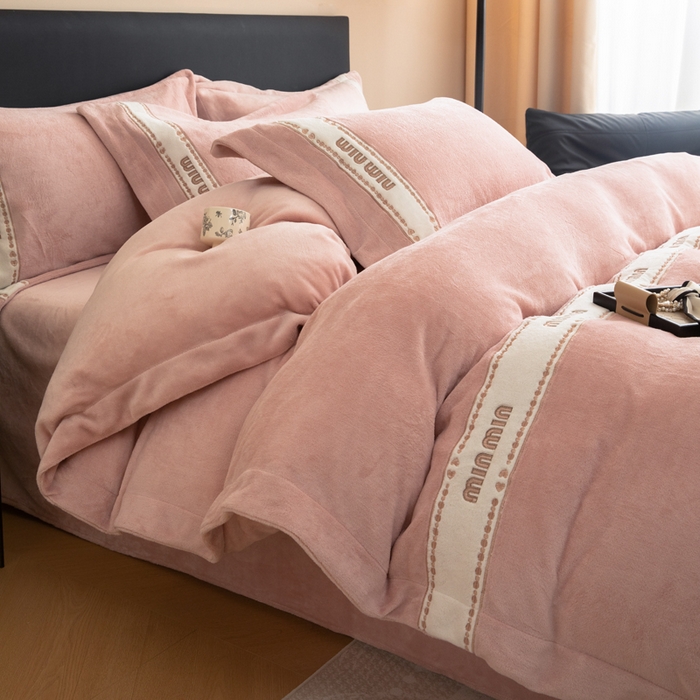 91家纺网 家纺一手货源 找家纺 懒猫家纺 2025新款刺绣贴布绣牛奶绒四件套-珍妮 珍妮-苏桃粉