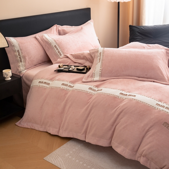 91家纺网 家纺一手货源 找家纺 懒猫家纺 2025新款刺绣贴布绣牛奶绒四件套-珍妮 珍妮-苏桃粉