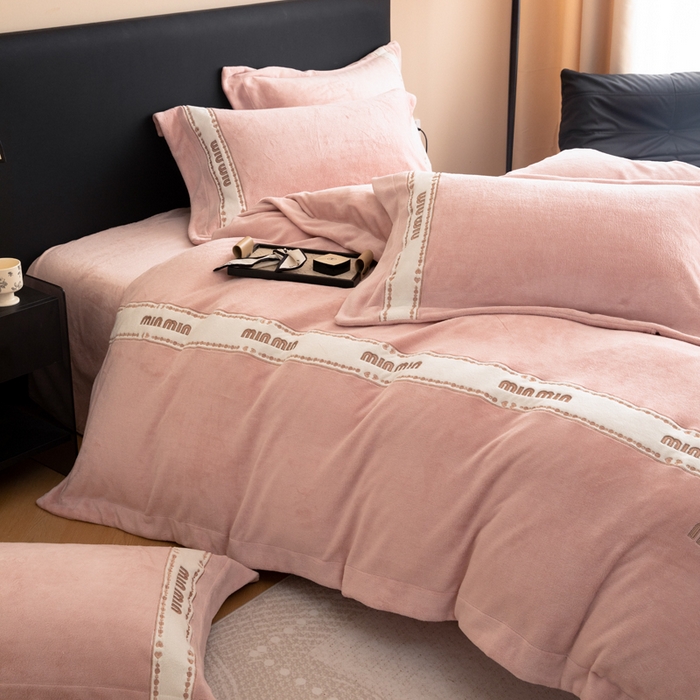 91家纺网 家纺一手货源 找家纺 懒猫家纺 2025新款刺绣贴布绣牛奶绒四件套-珍妮 珍妮-苏桃粉