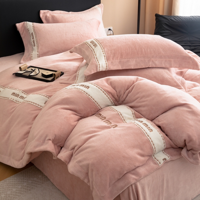 91家纺网 家纺一手货源 找家纺 懒猫家纺 2025新款刺绣贴布绣牛奶绒四件套-珍妮 珍妮-苏桃粉