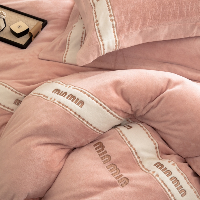 91家纺网 家纺一手货源 找家纺 懒猫家纺 2025新款刺绣贴布绣牛奶绒四件套-珍妮 珍妮-苏桃粉