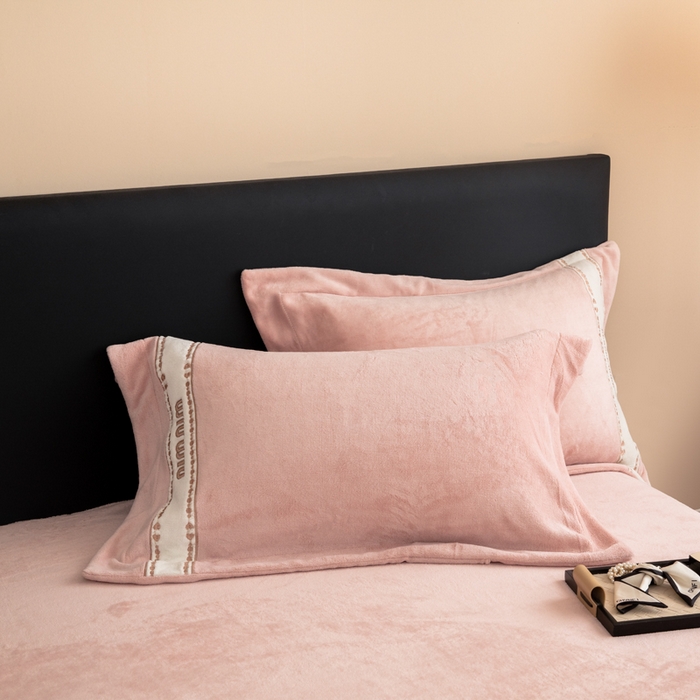 91家纺网 家纺一手货源 找家纺 懒猫家纺 2025新款刺绣贴布绣牛奶绒四件套-珍妮 珍妮-苏桃粉